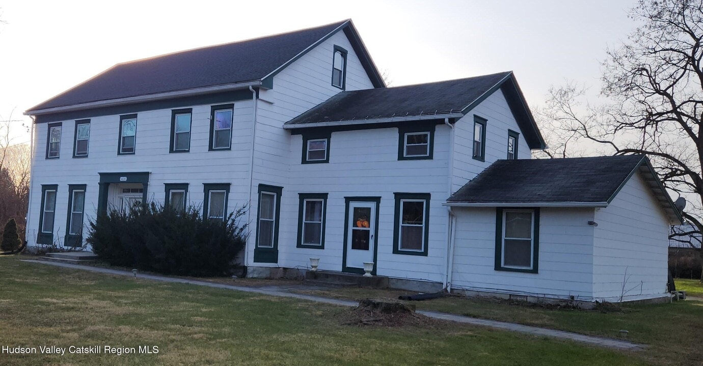 5635-5639-5639 NY-82 in Clinton Corners, NY - Foto de edificio