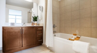 557 W Kinzie St in Chicago, IL - Foto de edificio - Building Photo