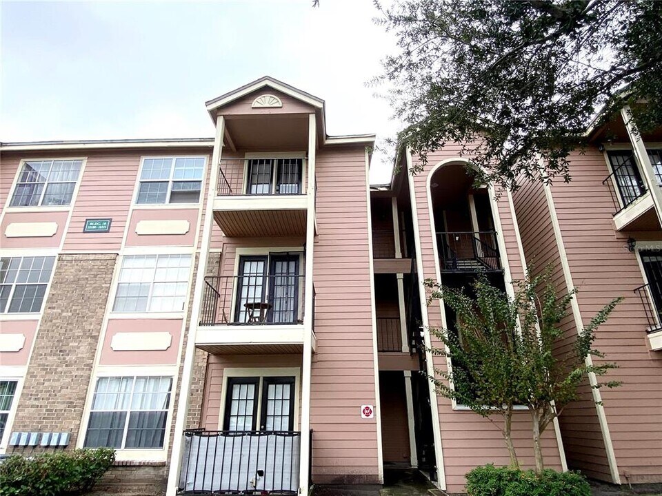 10105 N Alafaya Trail in Orlando, FL - Building Photo