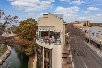 1022 N Navarro St in San Antonio, TX - Foto de edificio - Building Photo