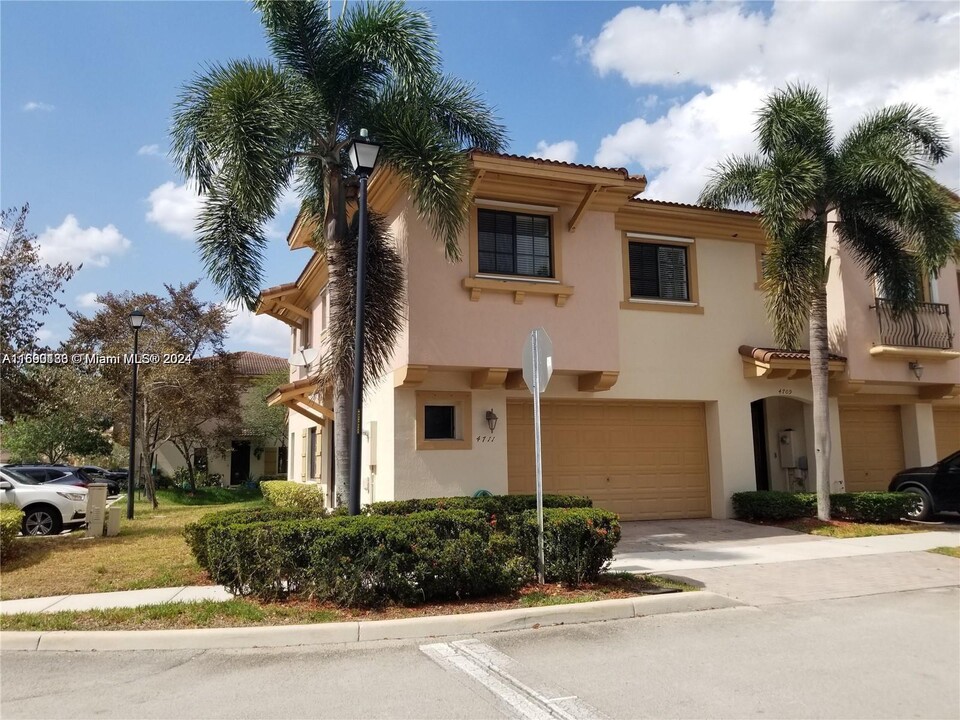 4711 Cypress Street in Coconut Creek, FL - Building Photo