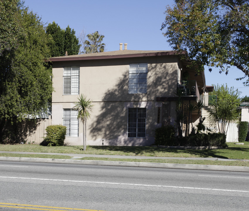 19447 Victory Blvd in Reseda, CA - Building Photo