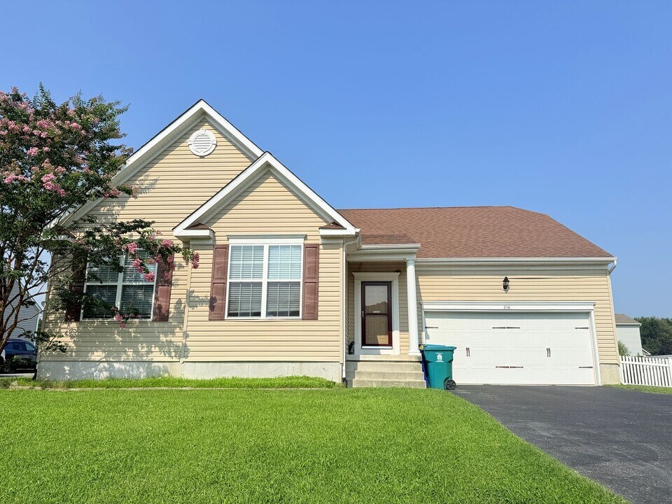 214 Redstone Ct in Felton, DE - Foto de edificio