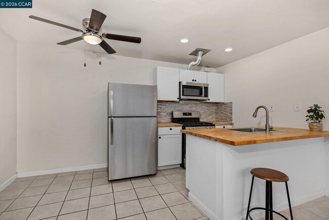 1926 Alcatraz Ave in Berkeley, CA - Building Photo - Building Photo