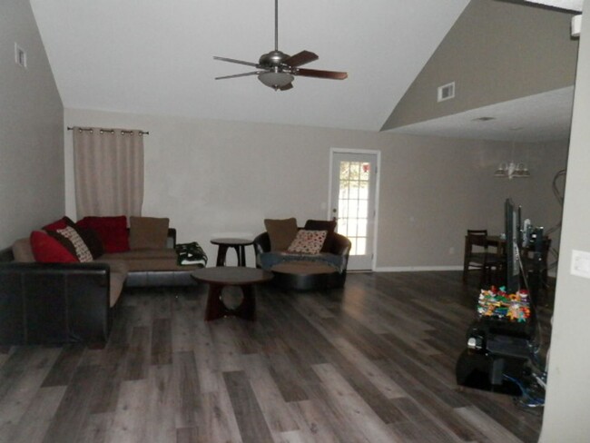 2414 Fernando Ct in Hinesville, GA - Foto de edificio - Building Photo
