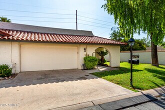 5724 N Scottsdale Rd in Paradise Valley, AZ - Building Photo - Building Photo