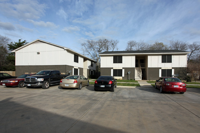 Clay Street Apartments in Ennis, TX - Building Photo - Building Photo