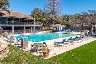 Las Colinas Heights in Irving, TX - Building Photo