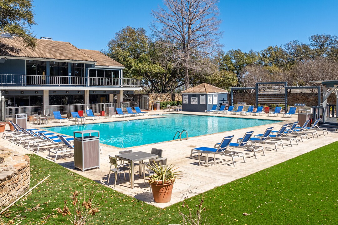 Las Colinas Heights in Irving, TX - Building Photo