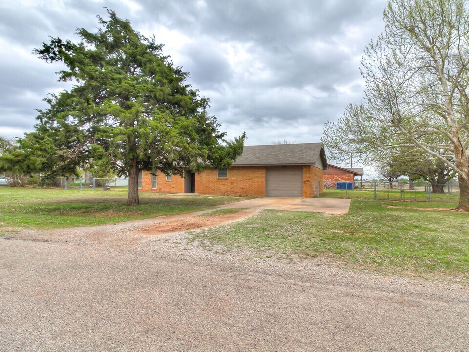 204 3rd St NE in Piedmont, OK - Building Photo