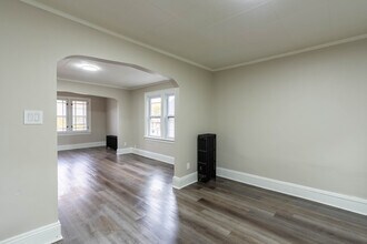 833 Brown St in Akron, OH - Building Photo - Interior Photo