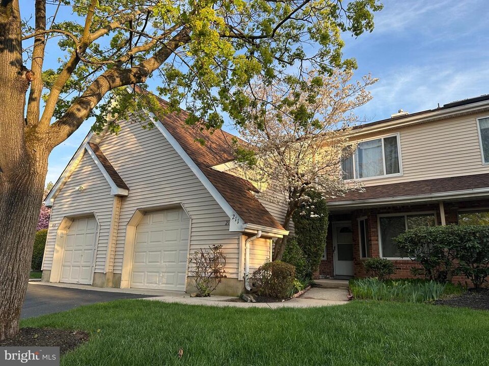 211 Nathan Dr in North Brunswick, NJ - Building Photo