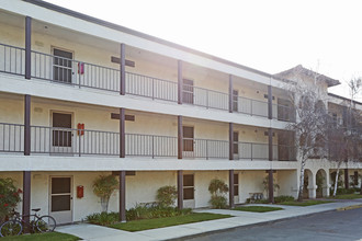 Glen Oaks Apartments in Thousand Oaks, CA - Building Photo - Building Photo