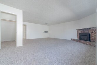 Dana3600 in Bakersfield, CA - Building Photo - Interior Photo