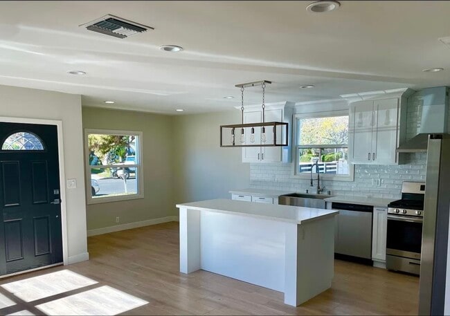 8466 Quartz Ave in Winnetka, CA - Foto de edificio - Building Photo