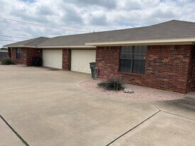 908 McDaniel Cir in Killeen, TX - Building Photo