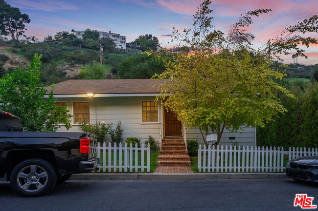 3771 Longview Valley Rd in Los Angeles, CA - Building Photo - Building Photo