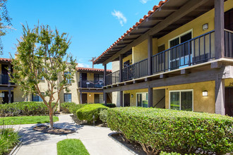 132 Rancho Yorba Apartments in Tustin, CA - Building Photo - Building Photo