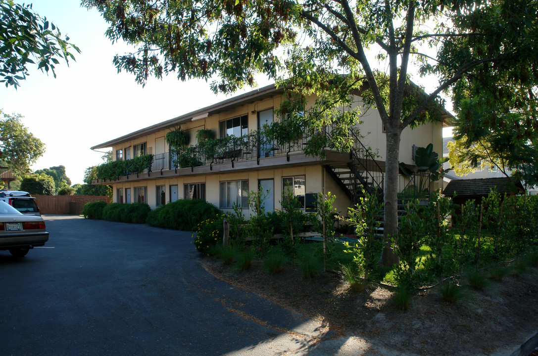 6665 Abrego Rd in Goleta, CA - Building Photo