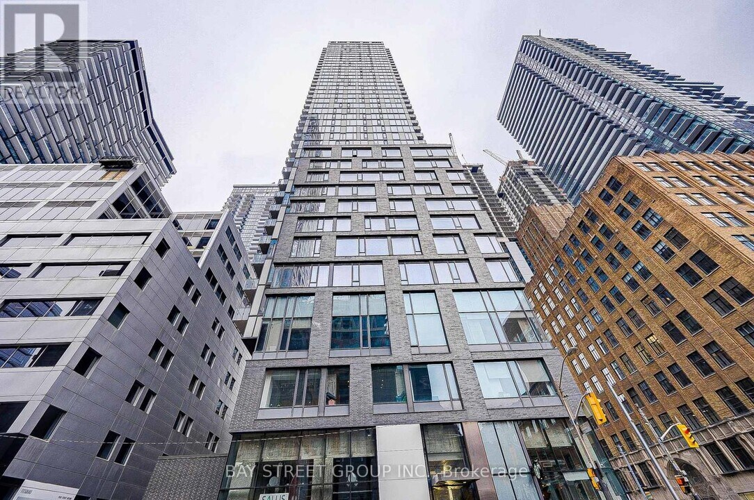 101-2101 Peter St in Toronto, ON - Building Photo