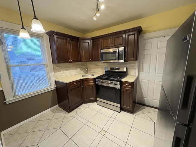 11543 Mexico St, Unit 2nd Fl / finished Attic in Saint Albans, NY - Foto de edificio - Building Photo