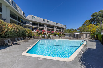 Hillcrest Townhomes Apartment Complex in Novato, CA - Foto de edificio - Building Photo