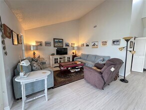 5371 Crestlake Blvd in Sarasota, FL - Building Photo - Building Photo