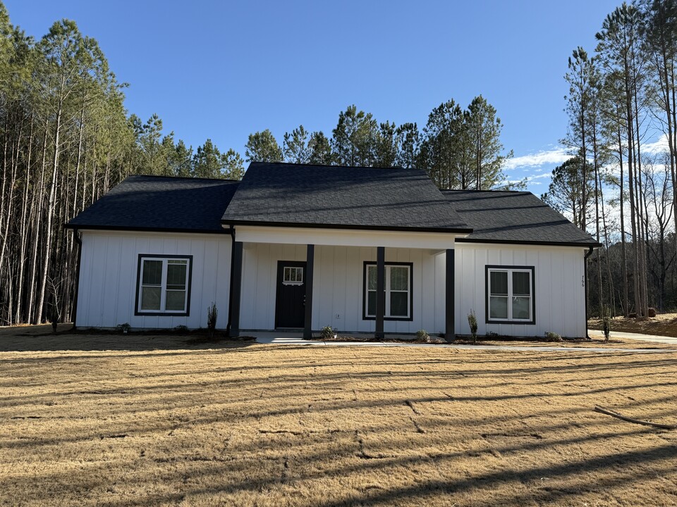 766 S Pleasant Coates Rd in Benson, NC - Building Photo