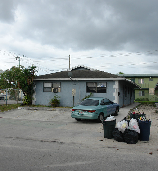 2500-2502 Franklin Park Dr in Fort Lauderdale, FL - Building Photo