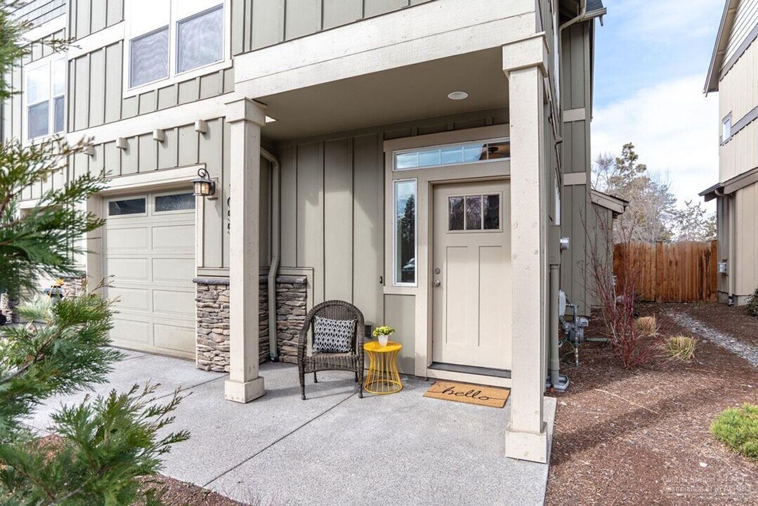 1068 SE Leonel Ln in Bend, OR - Building Photo