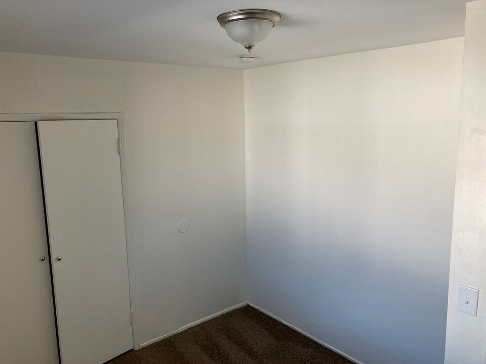 2011 E Alondra Blvd in Compton, CA - Building Photo