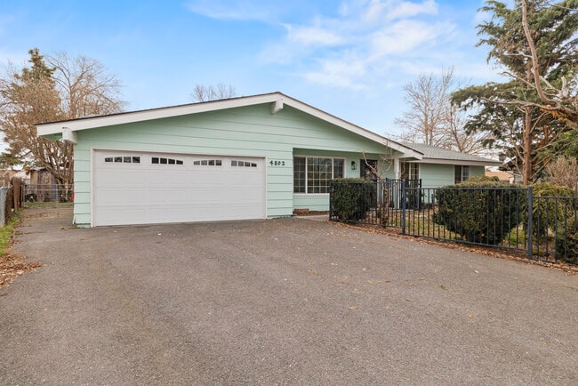 4802 Sturdivant Ave in Klamath Falls, OR - Building Photo - Building Photo