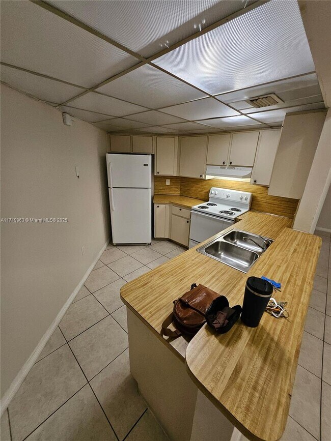 9421 Fontainebleau Blvd, Unit 203 in Miami, FL - Building Photo - Building Photo
