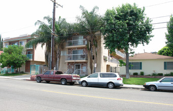 630 S Lake St in Burbank, CA - Building Photo - Building Photo