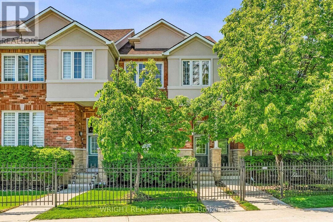 1347-1347 Rathburn Rd E in Mississauga, ON - Building Photo