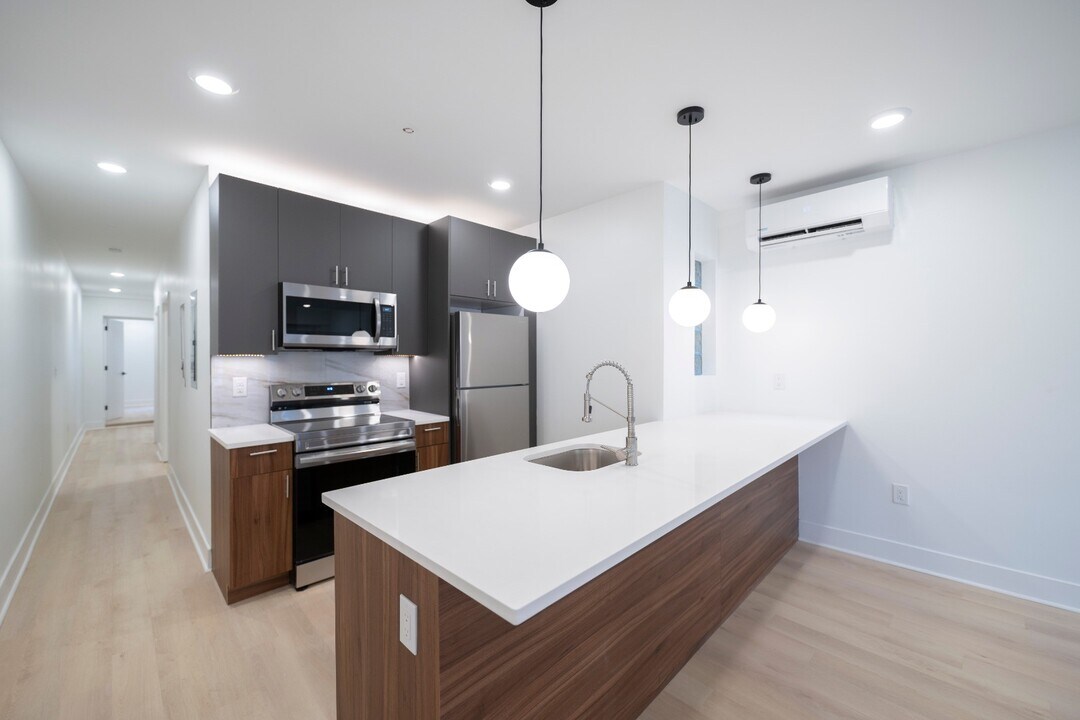 4902 Chestnut St in Philadelphia, PA - Building Photo