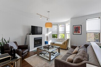 720 W Evergreen Ave, Unit TNWH in Chicago, IL - Building Photo - Building Photo