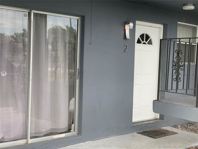 5990 NE 4th Ct-Unit -2 in Miami, FL - Building Photo - Building Photo