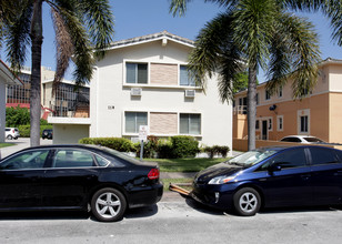 119 Antiquera Ave in Coral Gables, FL - Foto de edificio - Building Photo