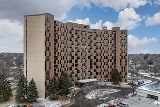 Wilder Park Condominiums in St. Paul, MN - Foto de edificio - Primary Photo