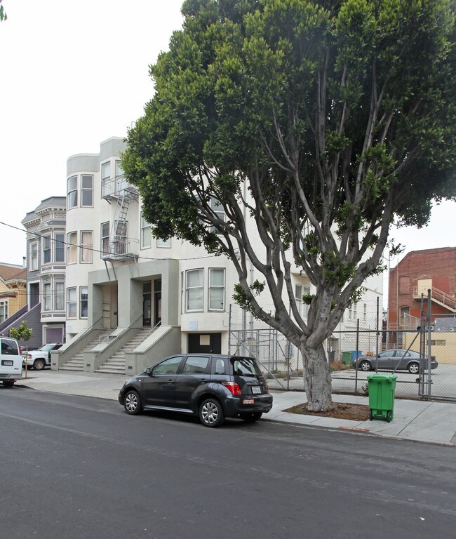155 Bartlett in San Francisco, CA - Foto de edificio - Building Photo