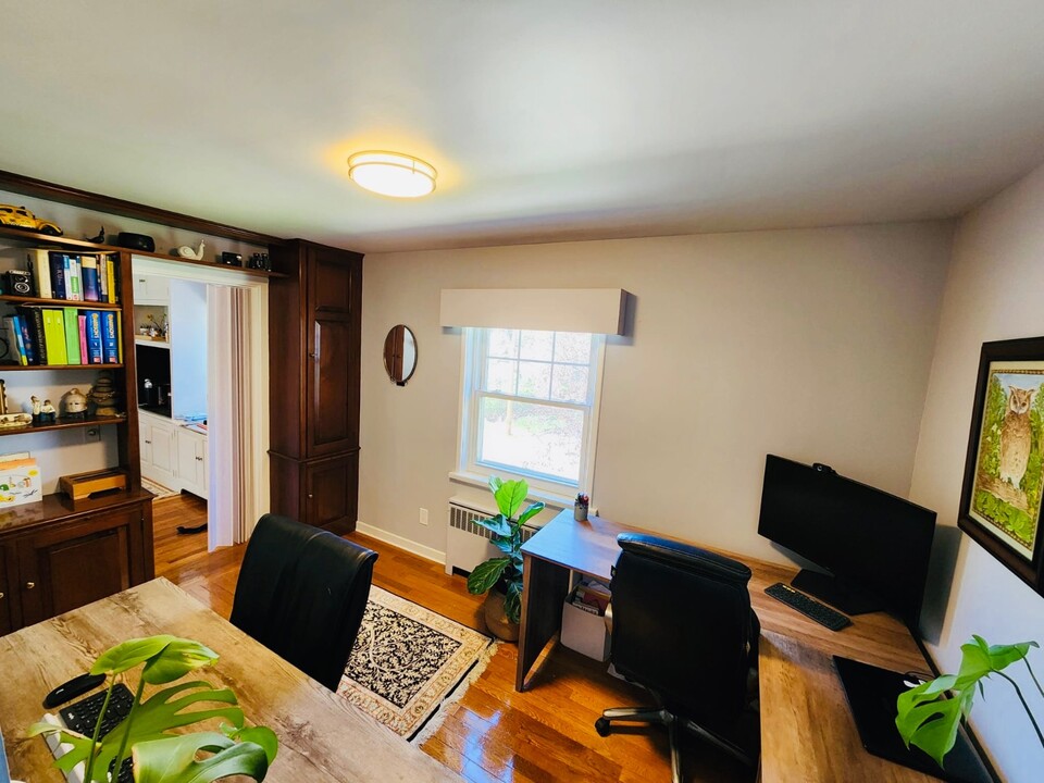 16 Grove St in Glen Head, NY - Building Photo