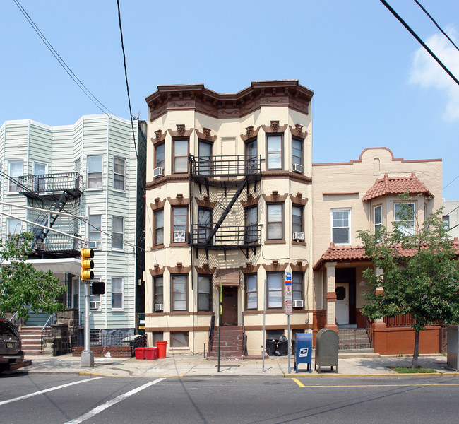 1713 Palisade Ave in Union City, NJ - Foto de edificio - Building Photo