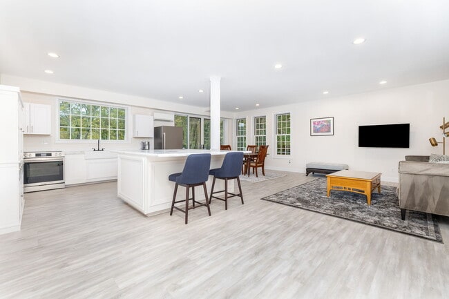 235 White Deer Rocks Rd in Woodbury, CT - Building Photo - Building Photo