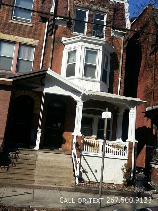 236 Buckingham Pl in Philadelphia, PA - Building Photo