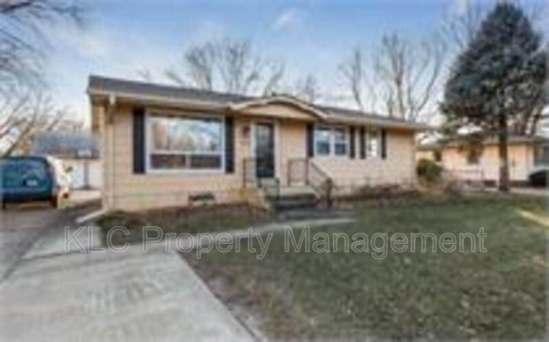 230 Bel Aire Dr in Waukee, IA - Building Photo