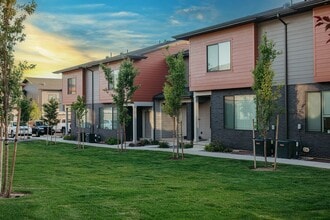Fossil Cove in Pleasant Grove, UT - Foto de edificio - Building Photo