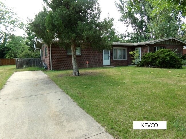 1100-1102 Castlerock Dr