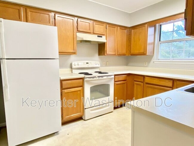 18231 Fox Chase Cir in Olney, MD - Building Photo - Building Photo