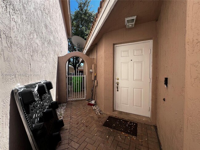 9312 NW 54th St in Sunrise, FL - Building Photo - Building Photo